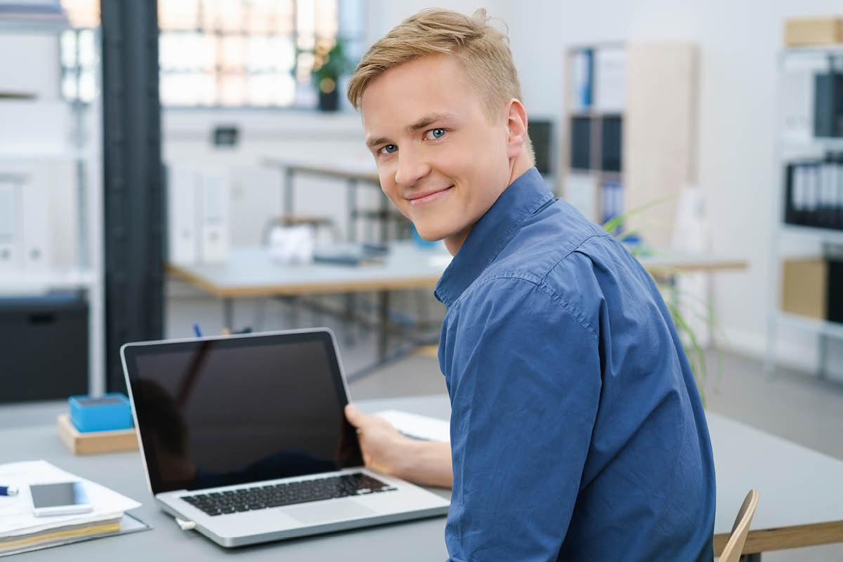 Bürokaufmann bei der Arbeit im Autohaus Luzzi Luzzi in München