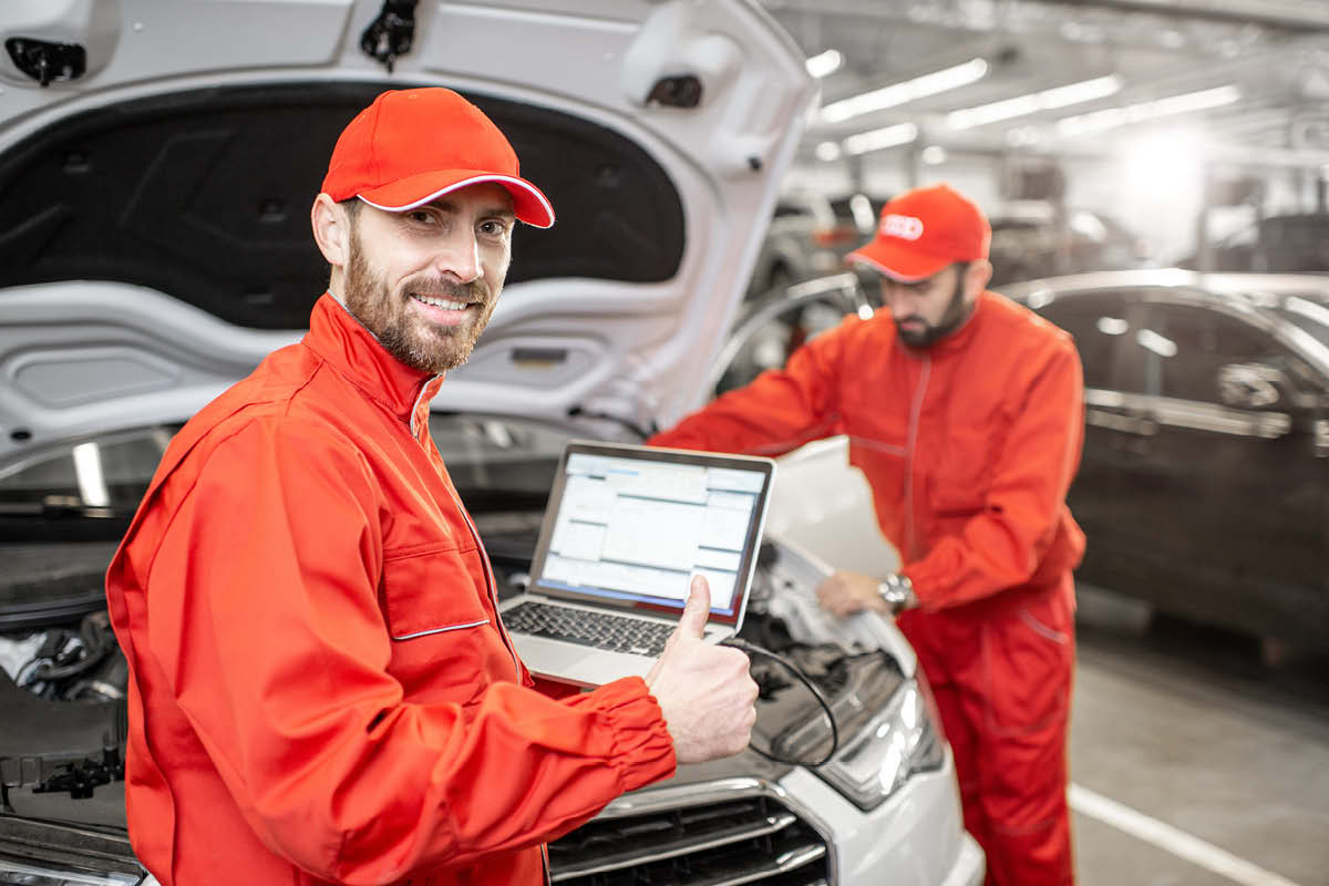 Kfz-Mechatroniker bei der Arbeit im Autohaus Luzzi Luzzi in München